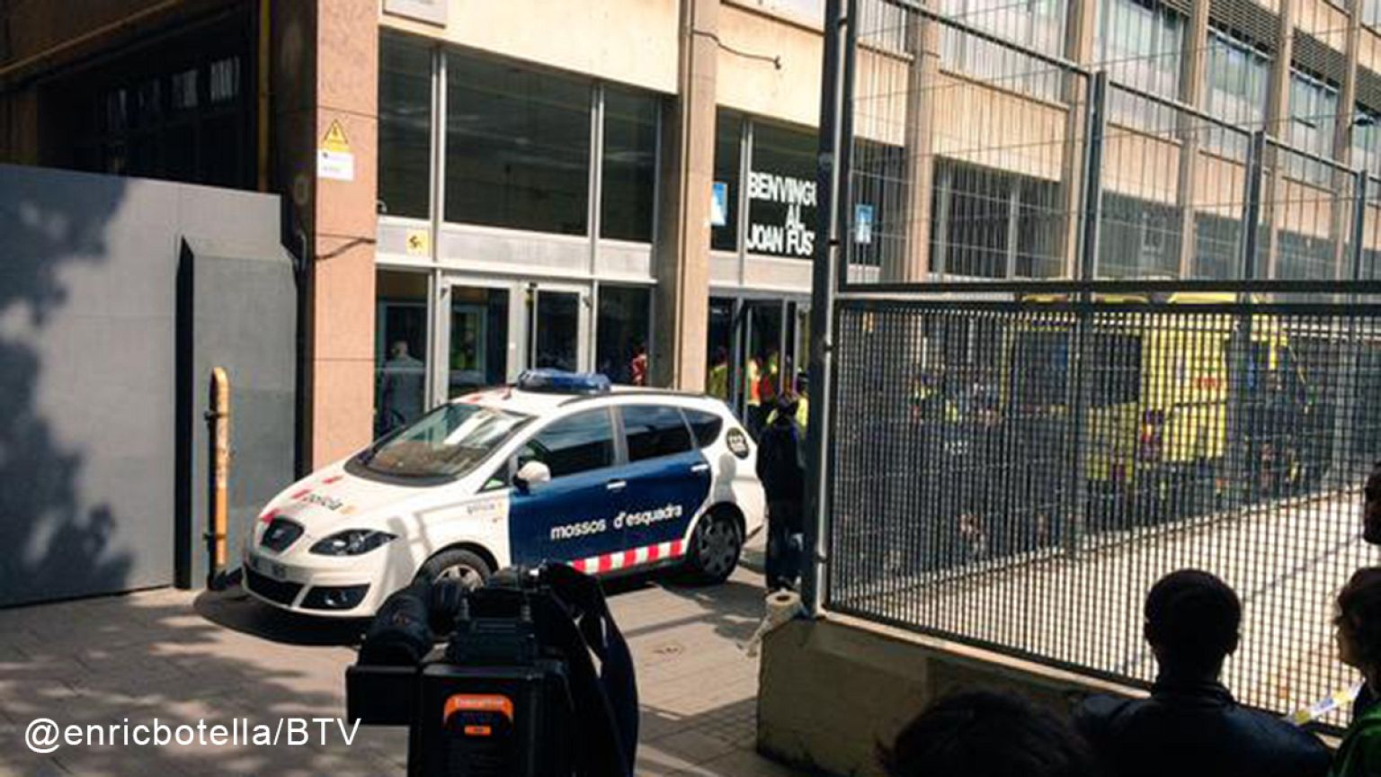 Un joven de 13 años mata con una ballesta a un profesor en un instituto de Barcelona