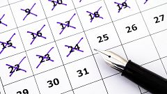 Image: Fountain pen lying on calendar with marking days