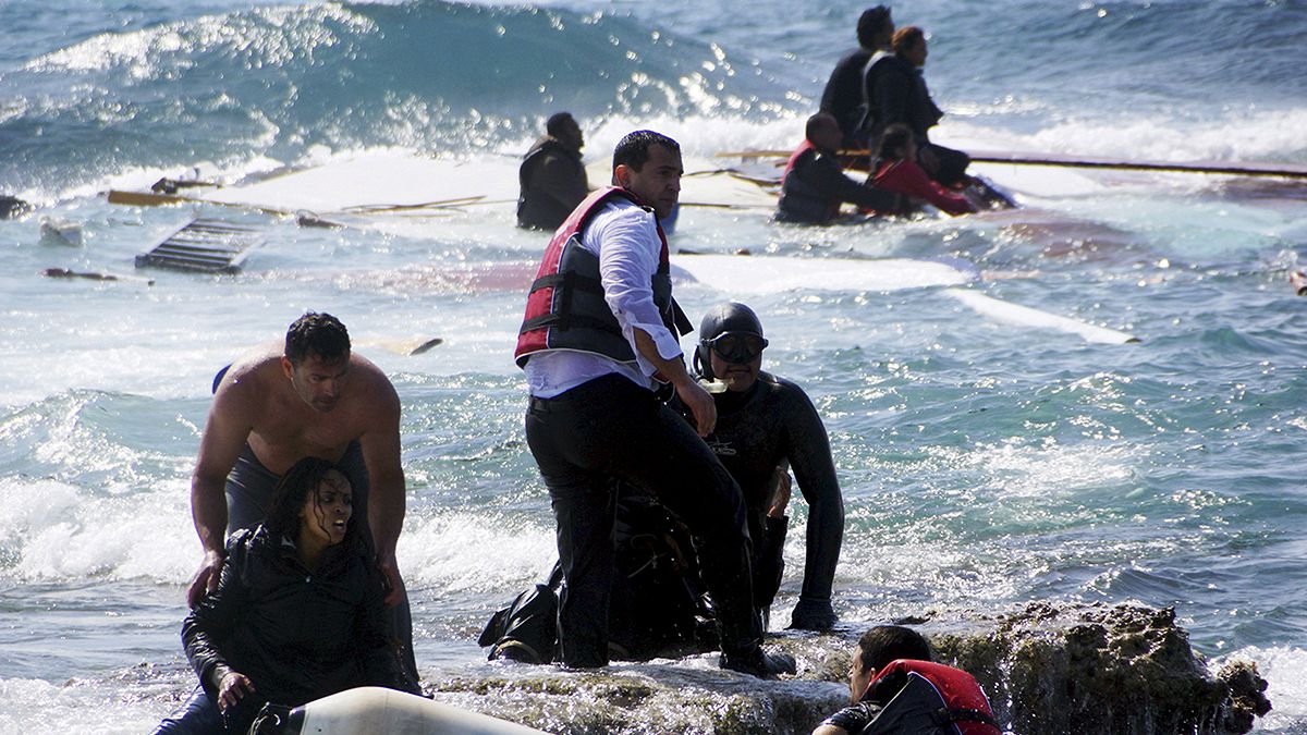 Un velero lleno de inmigrantes encalla en la costa de la isla griega de Rodas