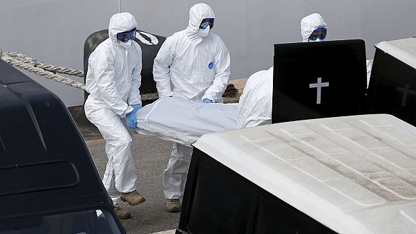 Strage nel Mediterraneo, centinaia le vittime. E a Rodi affonda una barca con 200 persone Strage nel Mediterraneo, centinaia le vittime. E a Rodi affonda una barca con 200 persone