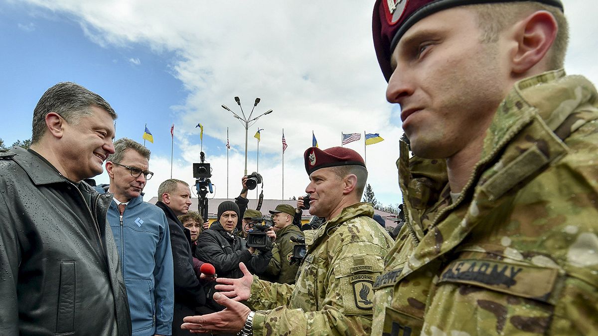 Paracaidistas estadounidenses forman a militares ucranianos