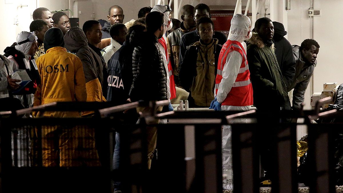 Sizilien: Besatzungsmitglieder des gekenterten Flüchtlingsschiffes in Haft
