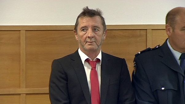 Mit Krawatte und höflich: AC/DC-Drummer Rudd gibt Morddrohung zu Mit Krawatte und höflich: AC/DC-Drummer Rudd gibt Morddrohung zu