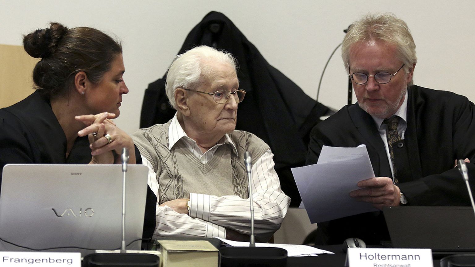 Holocaust-Prozess in Lüneburg: 93-jähriger Gröning legt Geständnis ab