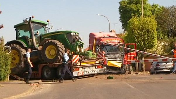 Во Франции поезд столкнулся с грузовиком Во Франции поезд столкнулся с грузовиком