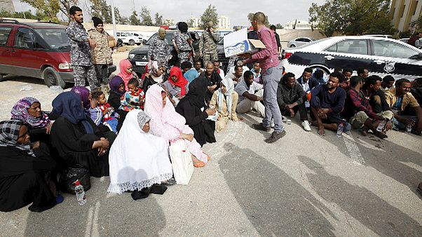 Centinaia di altri migranti stanno arrivando sulle coste italiane Centinaia di altri migranti stanno arrivando sulle coste italiane