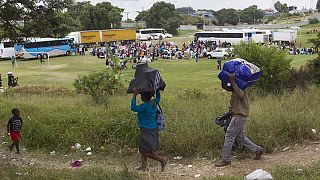 Иммигранты бегут из ЮАР, спасаясь от нападений