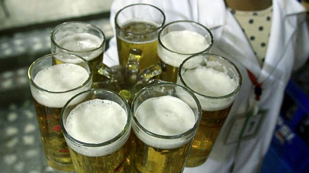 Portugal poíbe venda de cerveja e vinho a menores e pressiona fumadores Portugal poíbe venda de cerveja e vinho a menores e pressiona fumadores