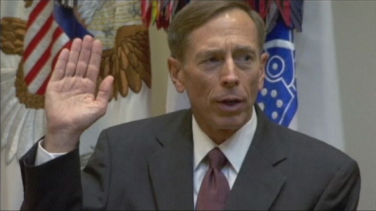 Mise à l'épreuve et lourde amende pour l'ex-général américain David Petraeus