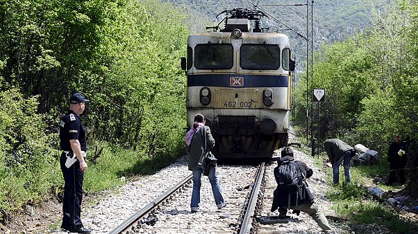Группа беженцев попала под поезд в Македонии Группа беженцев попала под поезд в Македонии