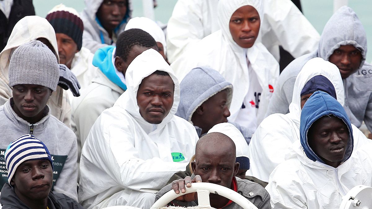 Италия:  новые мигранты и суд над капитаном затонувшей лодки