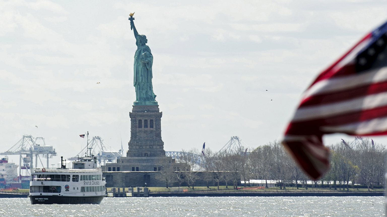 Bombariadó a New York-i Szabadság-szobornál