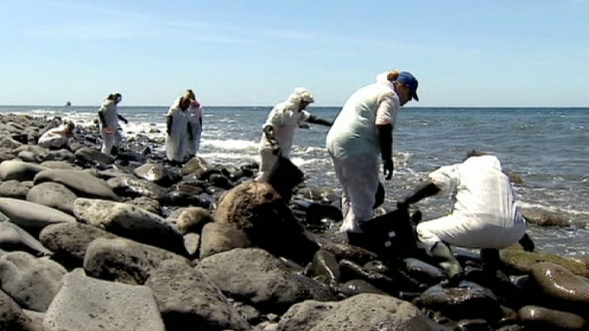 Fuel slick washes up on Gran Canaria beaches