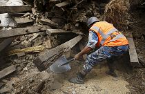Depremin vurduğu Nepal'de arama kurtarma çalışmaları devam ediyor
