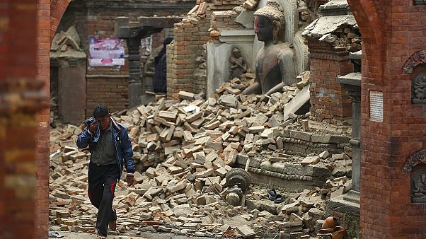 Un nuevo terremoto sacude Nepal, donde los muertos superan los 2.000 Un nuevo terremoto sacude Nepal, donde los muertos superan los 2.000