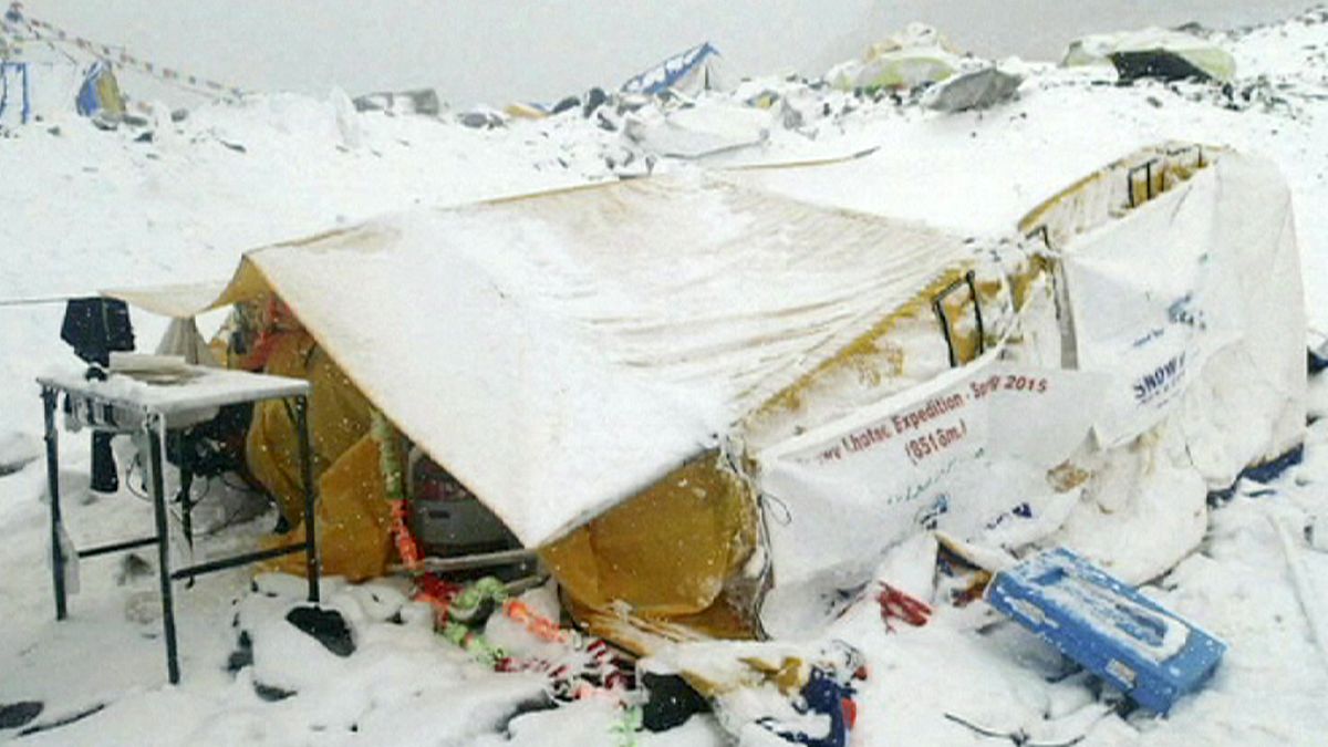 Photographs emerge of deadly avalanche on Mount Everest