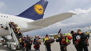 Τραγωδία Νεπάλ: Έφτασαν τα πρώτα αεροπλάνα με ανθρωπιστική βοήθεια για τους πληγέντες