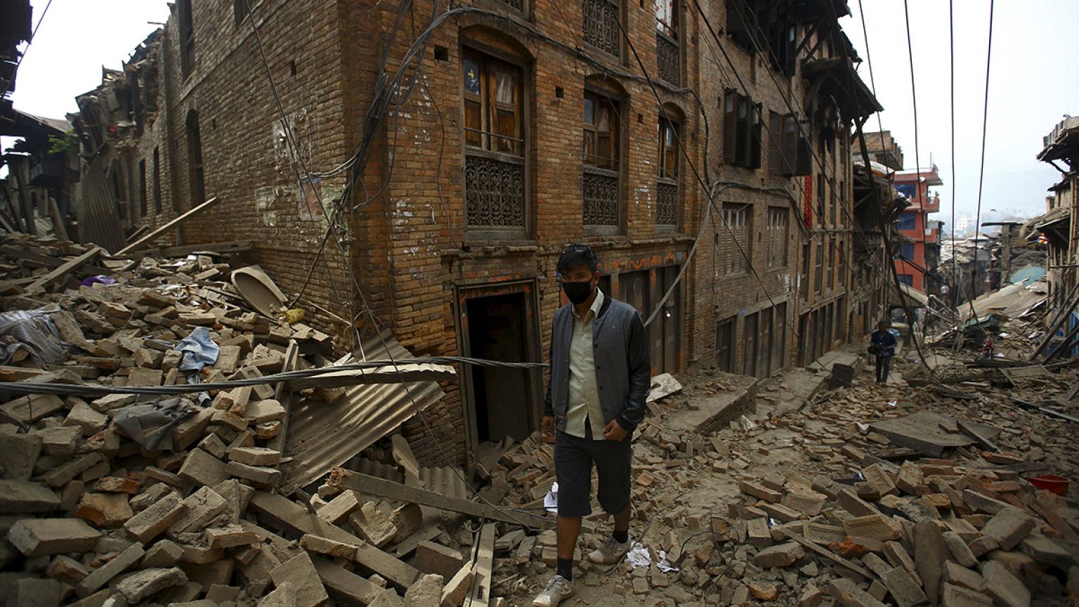 Frantic search for Nepal quake survivors, as aid begins to arrive
