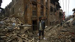 Frantic search for Nepal quake survivors, as aid begins to arrive