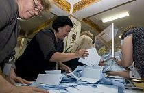 Cazaquistão: Nazarbayev reeleito presidente