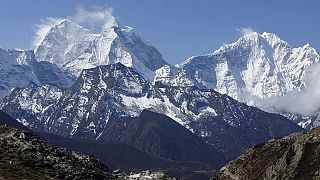 Nepal: Helicopters evacuate injured from Everest base camp