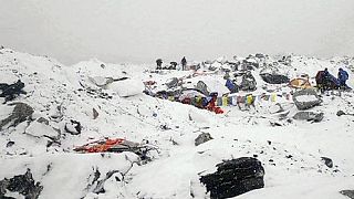 Everest'te yaralanan dağcılar tahliye ediliyor