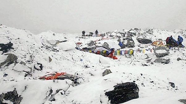 زلزله در نپال؛ مرگ حداقل ۱۸ نفر بر اثر بهمن در اورست زلزله در نپال؛ مرگ حداقل ۱۸ نفر بر اثر بهمن در اورست
