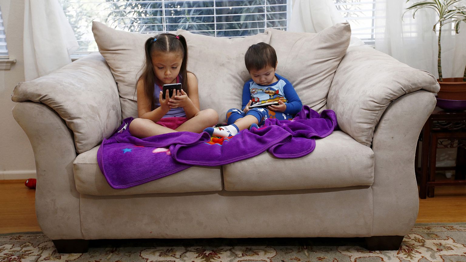 Image: Juliana Sanchez, 5, and her brother, Francisco Sanchez Jr., 2, watch