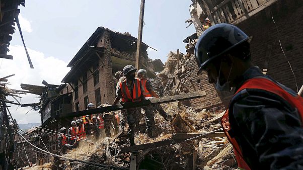 Ya son más de 4 000 los muertos en Nepal, mientras comienza un caótico reparto de ayuda Ya son más de 4 000 los muertos en Nepal, mientras comienza un caótico reparto de ayuda