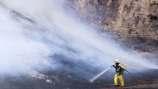 In fiamme le colline attorno a Los Angeles