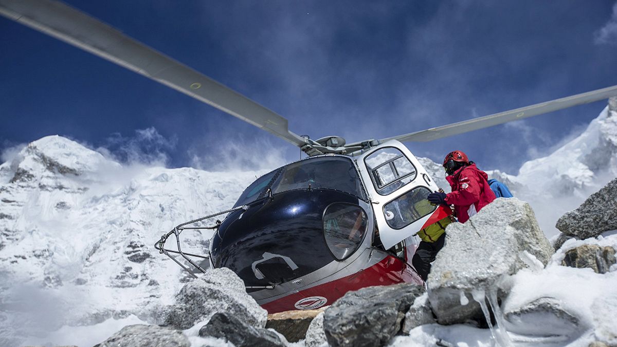 زمین لرزه در نپال: صدها کوهنورد گرفتار در اورست در انتظار نیروهای امداد