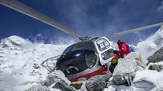 Les alpinistes de l'Everest attendent les secours