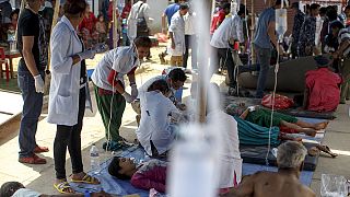 مجروحان زمین لرزه نپال در انتظار کمک دارویی اند