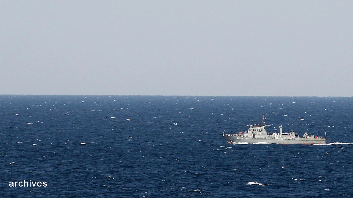 Iráni járőrhajók feltartóztattak egy teherhajót