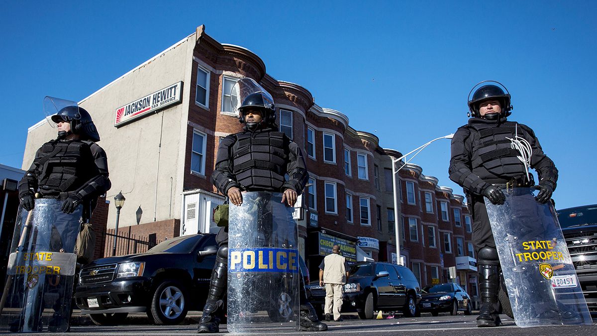 Baltimore, en toque de queda y tomada por las fuerzas del orden
