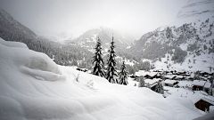 Image: Tourists stranded in Zermatt