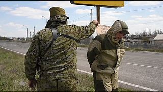 Há criminosos no leste da Ucrânia a ser exibidos em público amarrados a postes