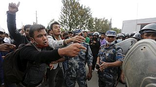 Erste Verteilungskämpfe unter den Überlebenden des Erdbebens in Nepal