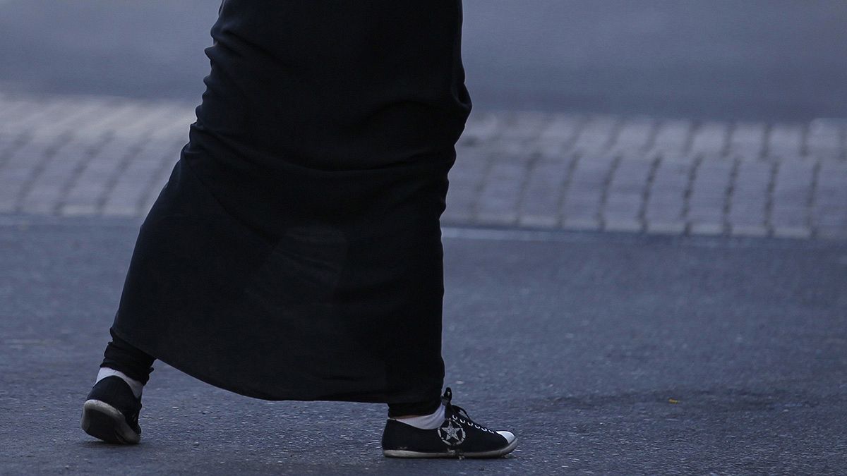 Exclue des cours pour une jupe trop longue, son histoire indigne les internautes