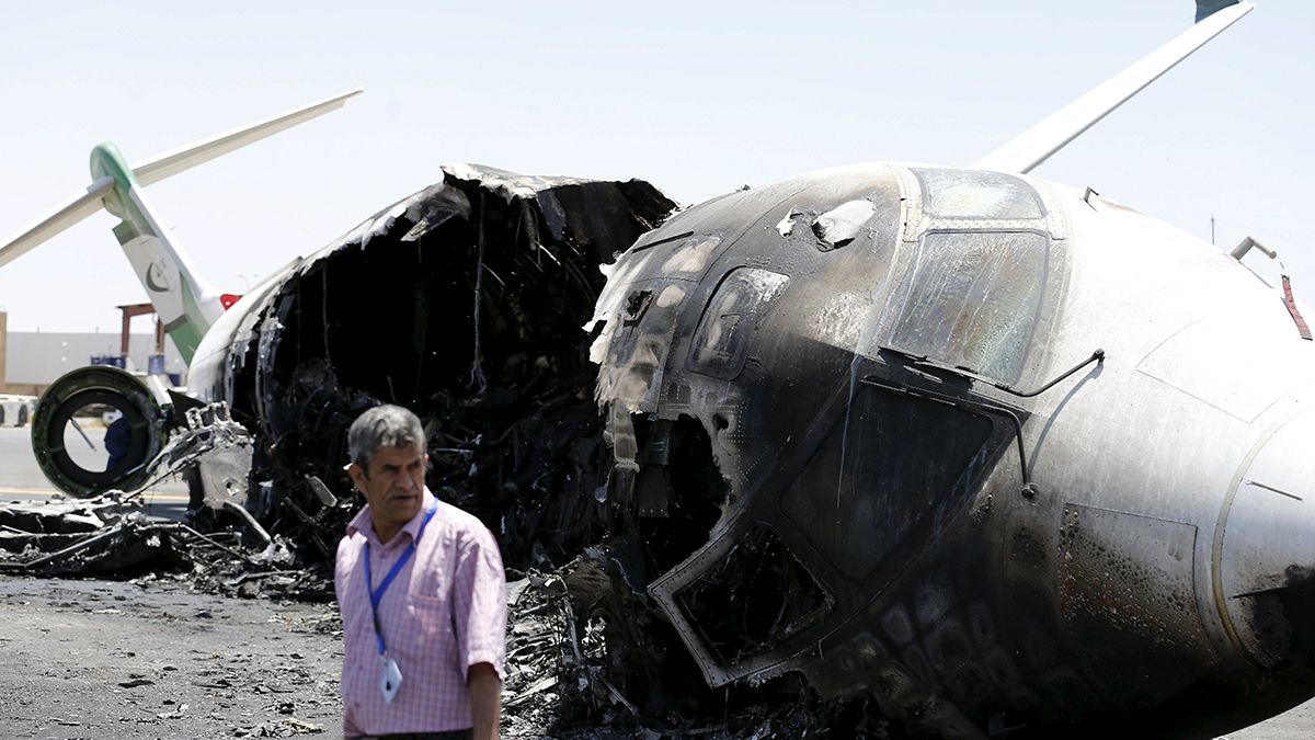 Yemen, bombe sull'aereoporto di Sanaa. Iran: Riyad merita punizione