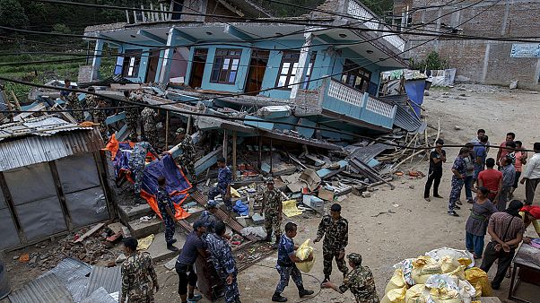Nepal: Die Suche nach Üherlebenden ist ein Rennen gegen die Zeit Nepal: Die Suche nach Üherlebenden ist ein Rennen gegen die Zeit