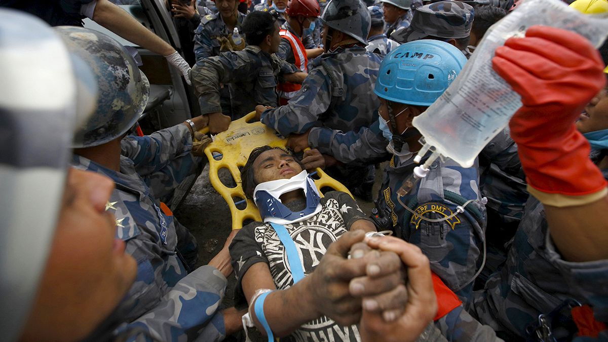 زلزله نپال؛ نجات معجزه آسای یک نوجوان از زیر آوار