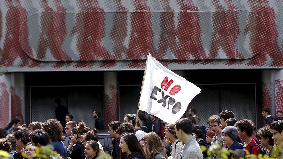 Felháborodott diákok tüntettek a világkiállítás megnyitása előtt egy nappal Milánóban