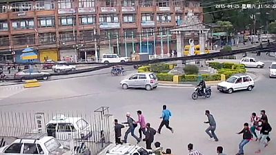 Video zeigt Einsturz eines Denkmals in Kathmandu