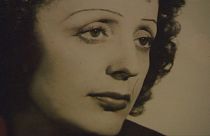 Exposição retrata altos e baixos da vida de Edith Piaf