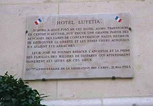 Plaque commémorative posée sur la façade de l’hôtel Lutetia, Boulevard Raspail à Paris. A partir de février 1945, l’hôtel a été un centre d’accueil des rescapés des camps de concentration. 