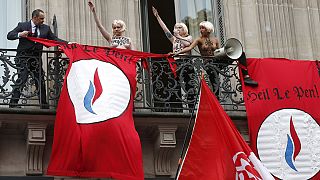 Les FEMEN perturbent le rassemblement du Front National à Paris