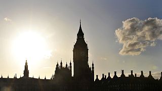 Regno Unito, Tories e Laburisti gomito a gomito a una settimana dal voto