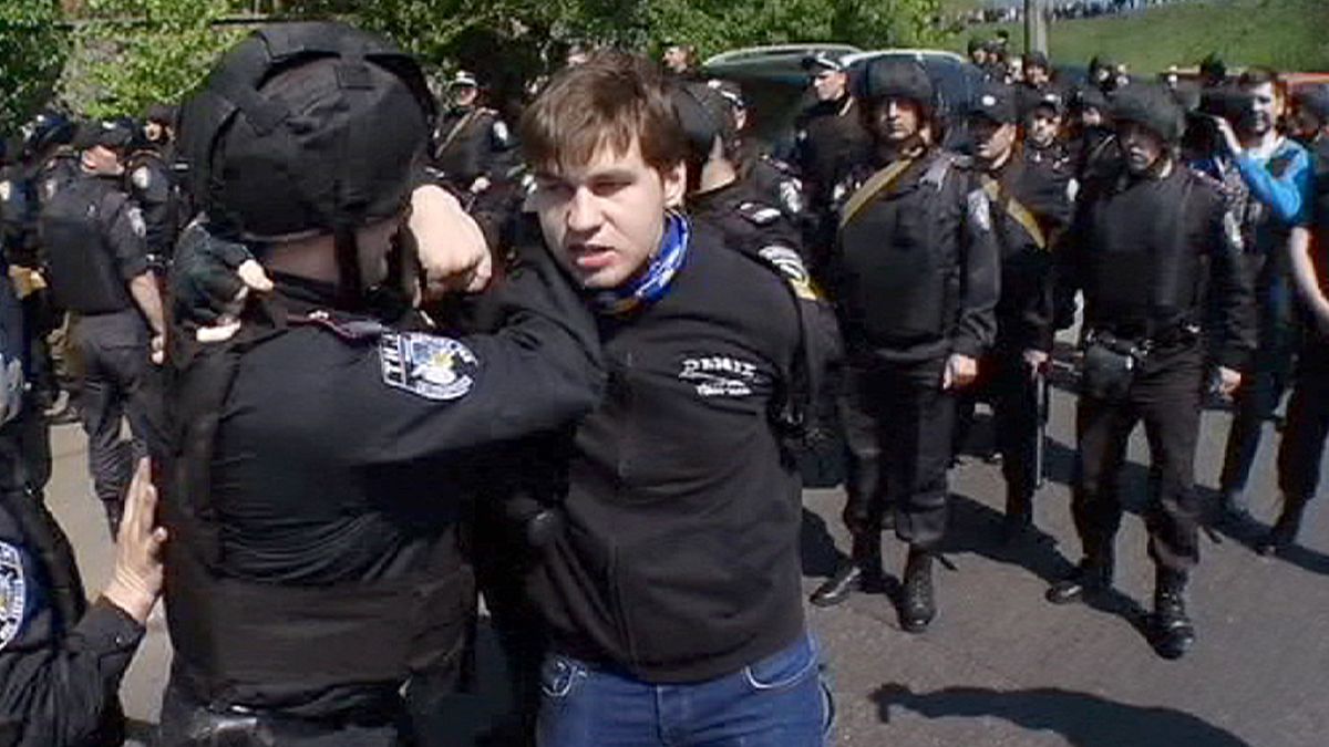 Kiev: ultimo Primo maggio con le bandiere rosse