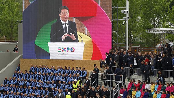 Prima giornata dell'Expo di Milano, tute nere devastano il centro Prima giornata dell'Expo di Milano, tute nere devastano il centro